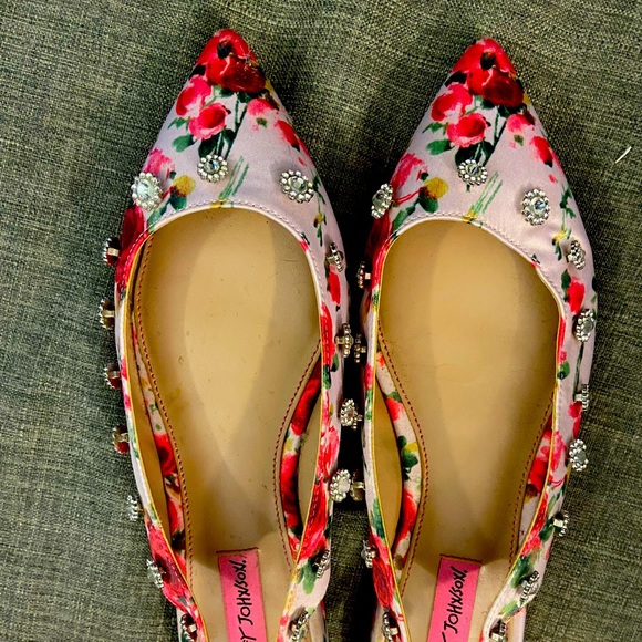 Betsey Johnson Shoes - Super cute Betsy Johnson flats!